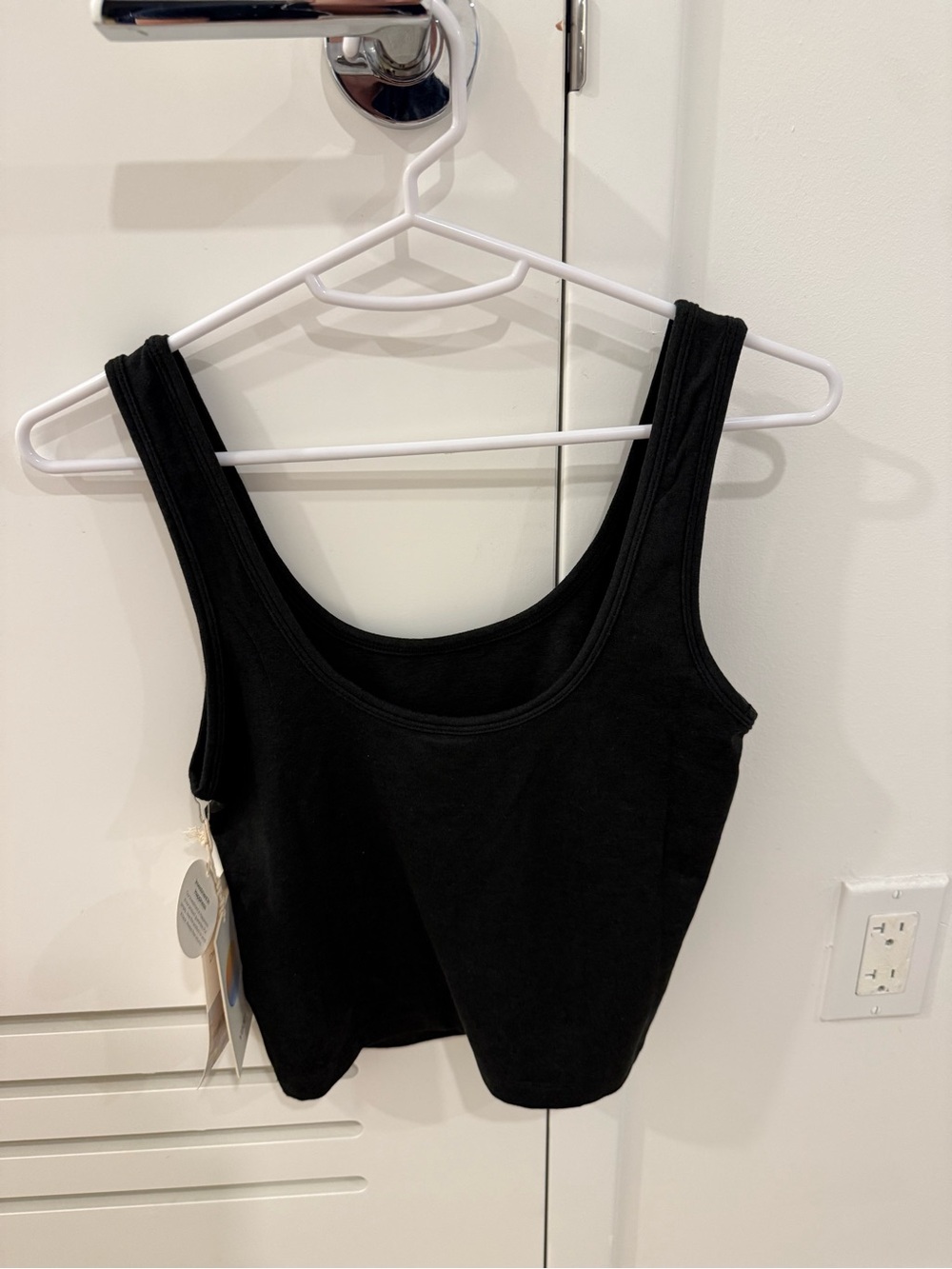 Vuori Women’s Black Tank Crop Top - Classic Scoop Neck